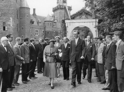 840964 Afbeelding van het bezoek van koningin Juliana aan kasteel Nijenrode bij Breukelen, waar het Nederlands ...